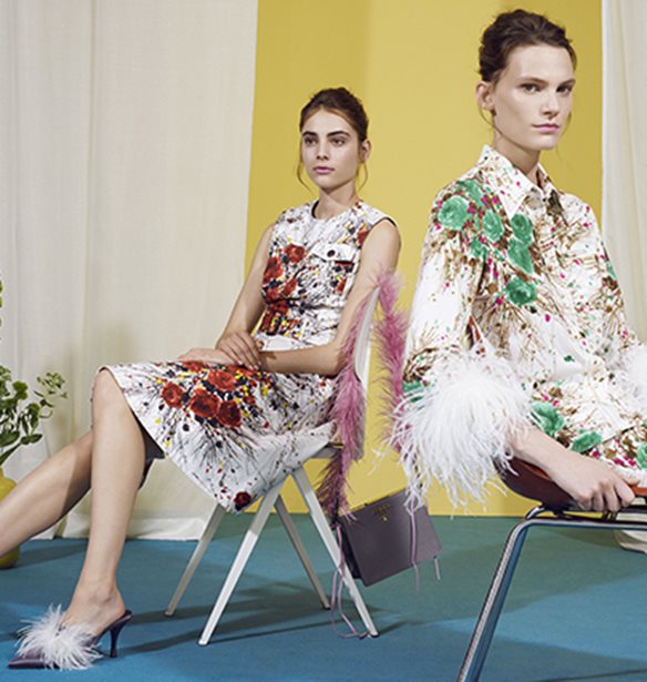 Prada x MyTheresa: &#x39C;&#x3AF;&#x3B1; &#x3BD;&#x3AD;&#x3B1; &#x3C3;&#x3C5;&#x3BD;&#x3B5;&#x3C1;&#x3B3;&#x3B1;&#x3C3;&#x3AF;&#x3B1; &#x3BC;&#x3B5; &#x27;90s &#x3C7;&#x3B1;&#x3C1;&#x3B1;&#x3BA;&#x3C4;&#x3AE;&#x3C1;&#x3B1;