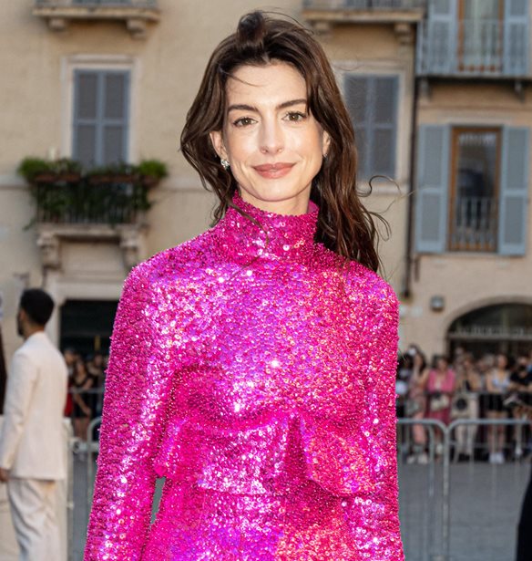 Anne Hathaway | &#x39C;&#x3B5; sports mini &#x3C6;&#x3CC;&#x3C1;&#x3B5;&#x3BC;&#x3B1; &#x3C3;&#x3C4;&#x3BF; front row &#x3C4;&#x3BF;&#x3C5; Valentino Couture show &#x3C3;&#x3C4;&#x3B7; &#x3A1;&#x3CE;&#x3BC;&#x3B7;