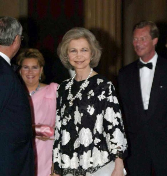 Σοφία της Ισπανίας | Το ιδιαίτερο Valentino φόρεμα που επέλεξε στο δείπνο του Χρυσού Ιωβηλαίου της βασίλισσας Ελισάβετ το 2002