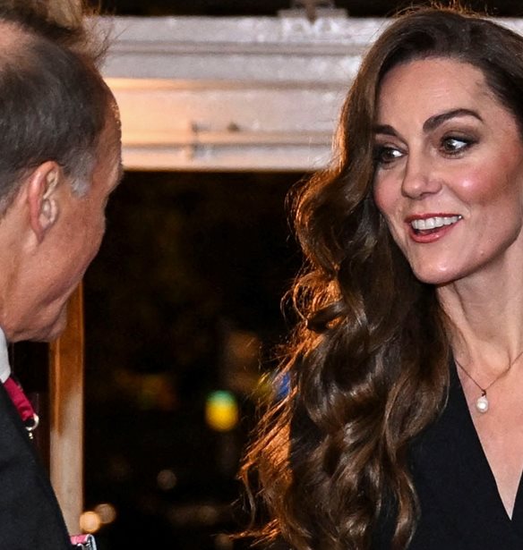 Kate Middleton | &#x397; &#x3B4;&#x3B7;&#x3BC;&#x3CC;&#x3C3;&#x3B9;&#x3B1; &#x3B5;&#x3BC;&#x3C6;&#x3AC;&#x3BD;&#x3B9;&#x3C3;&#x3B7; &#x3BC;&#x3B5; tailored &#x3C6;&#x3CC;&#x3C1;&#x3B5;&#x3BC;&#x3B1; &#x3BA;&#x3B1;&#x3B9; &#x3BC;&#x3B1;&#x3CD;&#x3C1;&#x3BF; &#x3B4;&#x3B9;&#x3AC;&#x3C6;&#x3B1;&#x3BD;&#x3BF; &#x3BA;&#x3B1;&#x3BB;&#x3C3;&#x3CC;&#x3BD; &#x3C3;&#x3C4;&#x3BF; Royal British Legion&#x2019;s Festival of Remembrance
