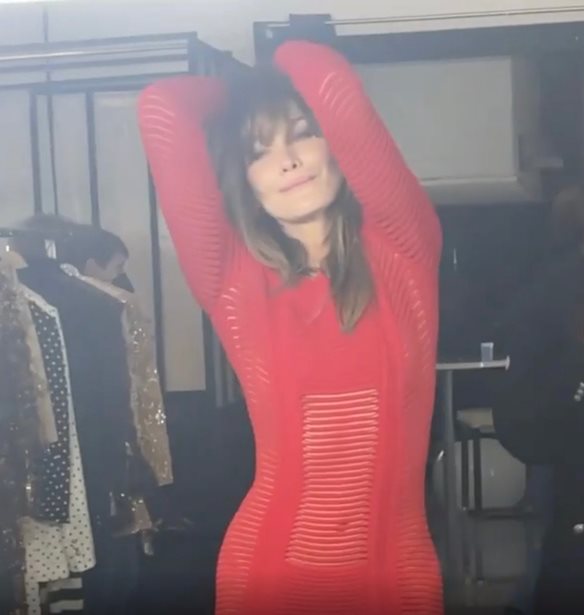 Carla Bruni-Sarkozy | &#x39C;&#x3B5; &#x3B4;&#x3B9;&#x3AC;&#x3C6;&#x3B1;&#x3BD;&#x3BF; &#x3BA;&#x3CC;&#x3BA;&#x3BA;&#x3B9;&#x3BD;&#x3BF; &#x3C6;&#x3CC;&#x3C1;&#x3B5;&#x3BC;&#x3B1; &#x3C3;&#x3B5; &quot;&#x3BC;&#x3C5;&#x3C3;&#x3C4;&#x3B9;&#x3BA;&#x3CC;&quot; project &#x3C4;&#x3BF;&#x3C5; Olivier Rousteing