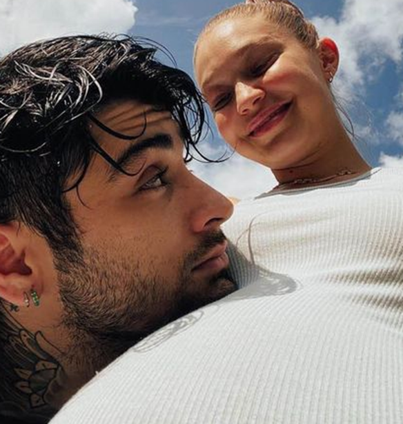 &#x397; Gigi Hadid &#x3BC;&#x3BF;&#x3B9;&#x3C1;&#x3AC;&#x3B6;&#x3B5;&#x3C4;&#x3B1;&#x3B9; &#x3BD;&#x3AD;&#x3B5;&#x3C2; &#x3C6;&#x3C9;&#x3C4;&#x3BF;&#x3B3;&#x3C1;&#x3B1;&#x3C6;&#x3AF;&#x3B5;&#x3C2; &#x3C4;&#x3BF;&#x3C5; &#x3BC;&#x3C9;&#x3C1;&#x3BF;&#x3CD; &#x3C4;&#x3B7;&#x3C2;