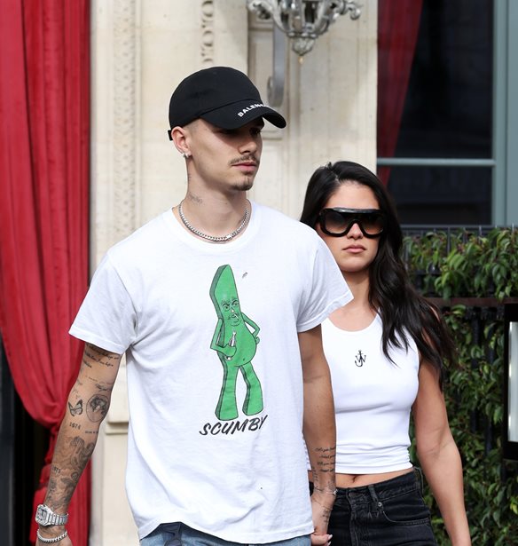 &#x393;&#x3B9;&#x3B1;&#x3C4;&#x3AF; &#x3BF; Brooklyn Beckham &#x3C7;&#x3AC;&#x3C1;&#x3B7;&#x3BA;&#x3B5; &#x3BC;&#x3B5; &#x3C4;&#x3BF;&#x3BD; &#x3C7;&#x3C9;&#x3C1;&#x3B9;&#x3C3;&#x3BC;&#x3CC; &#x3C4;o&#x3C5; &#x3BC;&#x3B9;&#x3BA;&#x3C1;&#x3BF;&#x3CD; &#x3C4;&#x3BF;&#x3C5; &#x3B1;&#x3B4;&#x3B5;&#x3BB;&#x3C6;&#x3BF;&#x3CD;, Romeo;