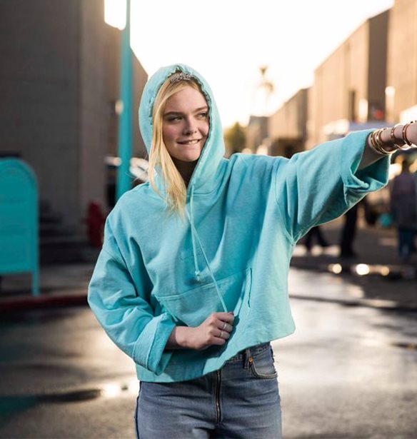 H Elle Fanning &#x3C0;&#x3C1;&#x3C9;&#x3C4;&#x3B1;&#x3B3;&#x3C9;&#x3BD;&#x3B9;&#x3C3;&#x3C4;&#x3B5;&#x3AF; &#x3C3;&#x3C4;&#x3B7; &#x3BD;&#x3AD;&#x3B1; &#x3B1;&#x3C0;&#x3BF;&#x3BB;&#x3B1;&#x3C5;&#x3C3;&#x3C4;&#x3B9;&#x3BA;&#x3AE; &#x3BA;&#x3B1;&#x3BC;&#x3C0;&#x3AC;&#x3BD;&#x3B9;&#x3B1; &#x3C4;&#x3BF;&#x3C5; Tiffany &amp; Co