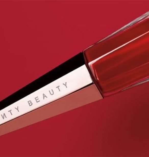&#x3A4;&#x3BF; Fenty Beauty &#x3C4;&#x3B7;&#x3C2; Rihanna &#x3BC;&#x3CC;&#x3BB;&#x3B9;&#x3C2; &#x3BB;&#x3AC;&#x3BD;&#x3C3;&#x3B1;&#x3C1;&#x3B5; &#x3AD;&#x3BD;&#x3B1; &#x3BA;&#x3CC;&#x3BA;&#x3BA;&#x3B9;&#x3BD;&#x3BF; liquid lipstick