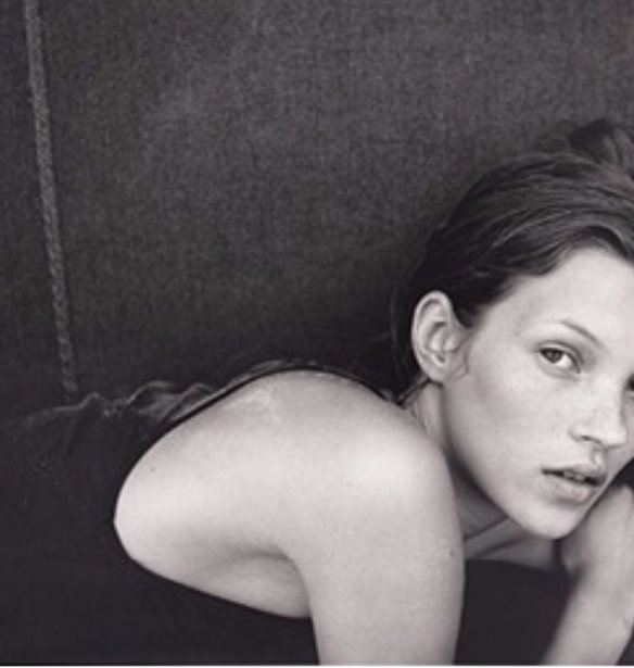 Calvin Klein: &#x3A4;&#x3BF; &#x3BC;&#x3BF;&#x3BD;&#x3C4;&#x3AD;&#x3BB;&#x3BF; &#x3C0;&#x3BF;&#x3C5; &#x3C0;&#x3C1;&#x3B1;&#x3B3;&#x3BC;&#x3B1;&#x3C4;&#x3B9;&#x3BA;&#x3AC; &#x3AE;&#x3B8;&#x3B5;&#x3BB;&#x3B5; &#x3C0;&#x3BF;&#x3BB;&#x3CD; &#x3C0;&#x3C1;&#x3B9;&#x3BD; &#x3C4;&#x3B7;&#x3BD; Kate Moss