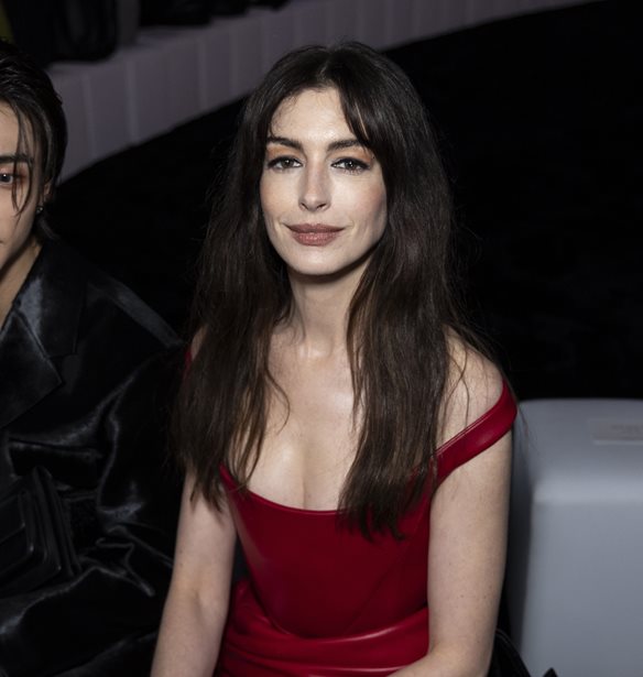&#x397; Anne Hathaway &#x3BC;&#x3B5; &#x3B3;&#x3CC;&#x3B2;&#x3B5;&#x3C2; Gucci &#x3C3;&#x3C4;&#x3BF; &#x3C7;&#x3C1;&#x3CE;&#x3BC;&#x3B1; &#x3C4;&#x3B7;&#x3C2; &#x3C3;&#x3B5;&#x3B6;&#x3CC;&#x3BD;