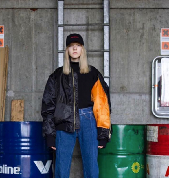 &#x3A4;&#x3BF; brand Vetements &#x3B5;&#x3B3;&#x3BA;&#x3B1;&#x3C4;&#x3B1;&#x3BB;&#x3B5;&#x3AF;&#x3C0;&#x3B5;&#x3B9; &#x3BF;&#x3BB;&#x3BF;&#x3BA;&#x3BB;&#x3B7;&#x3C1;&#x3C9;&#x3C4;&#x3B9;&#x3BA;&#x3AC; &#x3C4;&#x3B9;&#x3C2; &#x3C0;&#x3B1;&#x3C3;&#x3B1;&#x3C1;&#x3AD;&#x3BB;&#x3B5;&#x3C2;