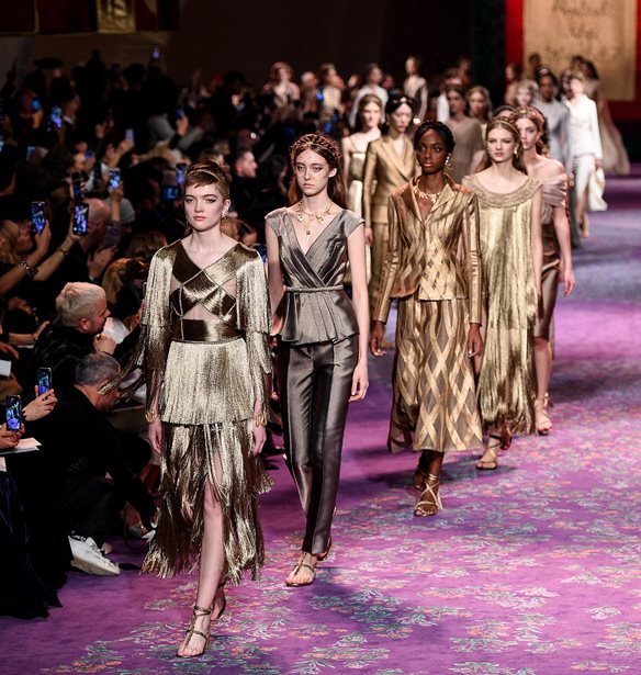 &#x39F; &#x3BF;&#x3AF;&#x3BA;&#x3BF;&#x3C2; Dior &#x3C0;&#x3B1;&#x3C1;&#x3B1;&#x3B4;&#x3AF;&#x3B4;&#x3B5;&#x3B9; &#x3B4;&#x3B9;&#x3B1;&#x3B4;&#x3B9;&#x3BA;&#x3C4;&#x3C5;&#x3B1;&#x3BA;&#x3AC; &#x3BC;&#x3B1;&#x3B8;&#x3AE;&#x3BC;&#x3B1;&#x3C4;&#x3B1; &#x3C7;&#x3BF;&#x3C1;&#x3BF;&#x3CD;