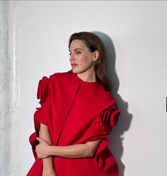 Melia Kreiling | H &quot;Sofia Sideris&quot; &#x3B5;&#x3C0;&#x3AD;&#x3C3;&#x3C4;&#x3C1;&#x3B5;&#x3C8;&#x3B5; &#x3C3;&#x3C4;&#x3BF; &quot;Emily in Paris&quot; &#x3BC;&#x3B5; &#x3C4;&#x3B1; &#x3C0;&#x3B9;&#x3BF; sassy looks