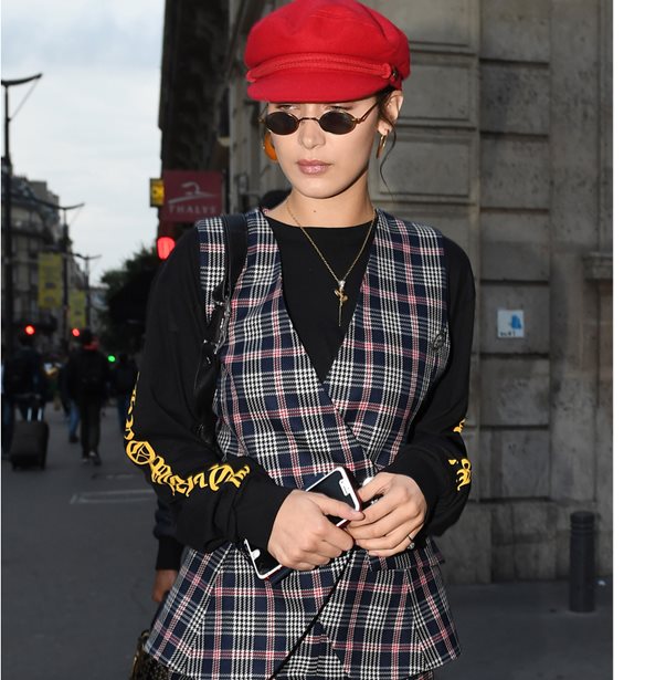 Bella Hadid: &#x3A6;&#x3BF;&#x3C1;&#x3AC; &#x3C4;&#x3BF; puffer jacket &#x3C3;&#x3C4;&#x3B7;&#x3BD; &#x3C0;&#x3B9;&#x3BF; ladylike &#x3B5;&#x3BA;&#x3B4;&#x3BF;&#x3C7;&#x3AE; &#x3C4;&#x3BF;&#x3C5;