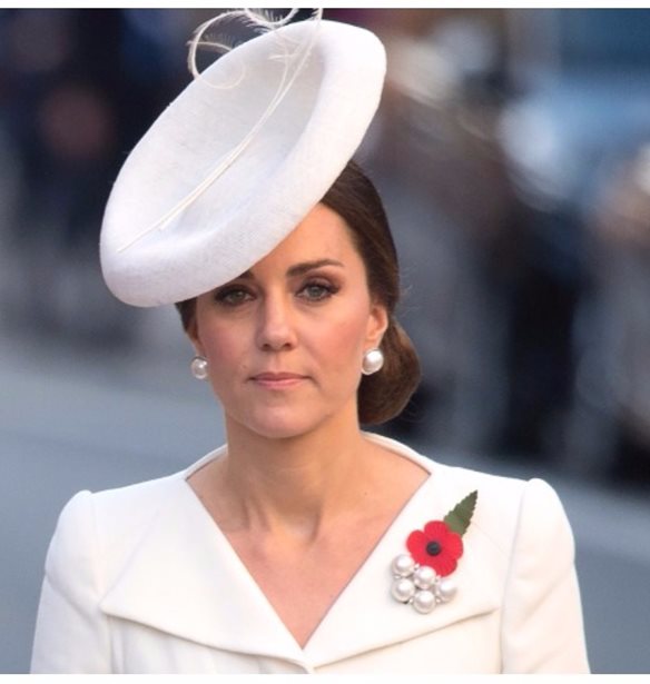 &#x397; Kate Middleton &#x3C6;&#x3CC;&#x3C1;&#x3B5;&#x3C3;&#x3B5; &#x3C4;&#x3BF; &#x3BA;&#x3BF;&#x3BB;&#x3B9;&#x3AD; &#x3B1;&#x3C0;&#x3CC; &#x3C0;&#x3AD;&#x3C1;&#x3BB;&#x3B5;&#x3C2; &#x3C4;&#x3B7;&#x3C2; &#x3B2;&#x3B1;&#x3C3;&#x3AF;&#x3BB;&#x3B9;&#x3C3;&#x3C3;&#x3B1;&#x3C2; &#x3C0;&#x3BF;&#x3C5; &#x3B5;&#x3AF;&#x3C7;&#x3B5; &#x3C6;&#x3BF;&#x3C1;&#x3AD;&#x3C3;&#x3B5;&#x3B9; &#x3BA;&#x3B1;&#x3B9; &#x3B7; Diana