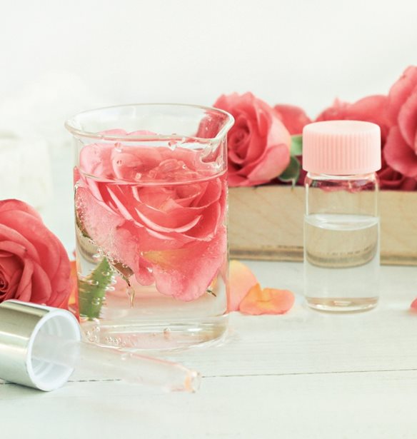 8+1 τρόποι να χρησιμοποιήσεις το ροδόνερο