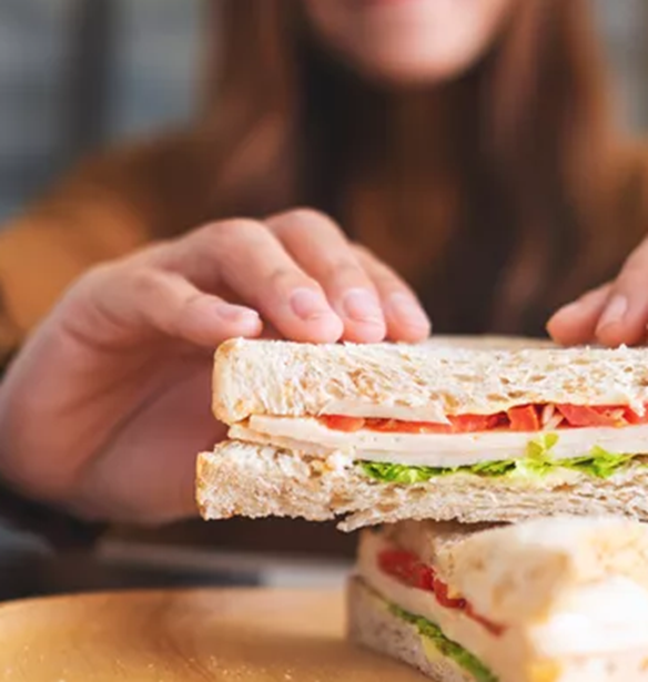 Τι να τρώω στο γραφείο; Οι συμβουλές της διατροφολόγου για να μην πάρεις κιλά