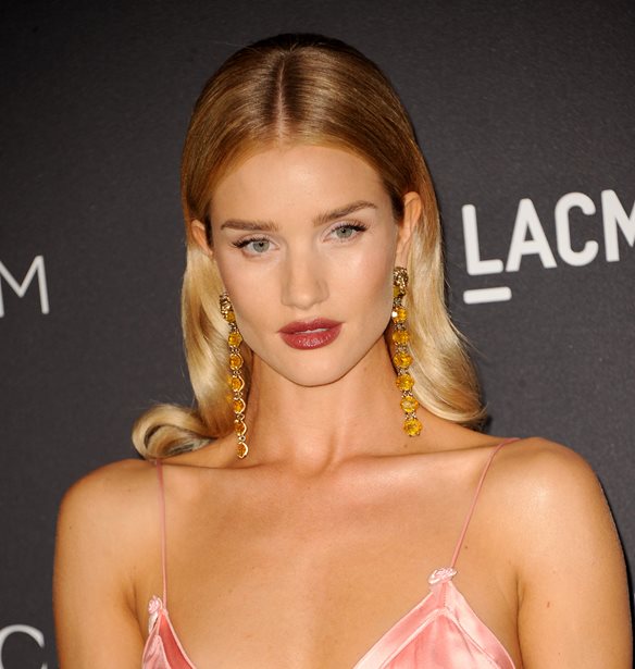 To beauty look &#x3C4;&#x3B7;&#x3C2; Rosie Huntington Whiteley &#x3B5;&#x3AF;&#x3BD;&#x3B1;&#x3B9; &#x3B7; &#x3B1;&#x3C0;&#x3CC;&#x3BB;&#x3C5;&#x3C4;&#x3B7; &#x3AD;&#x3BC;&#x3C0;&#x3BD;&#x3B5;&#x3C5;&#x3C3;&#x3B7;