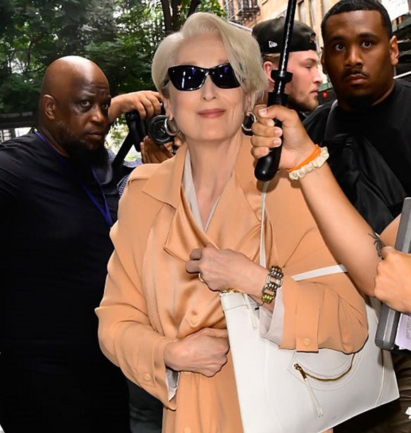 H &#x39C;eryl Streep &#x3C9;&#x3C2; Miranda Priestly &#x3C3;&#x3C4;&#x3B1; &#x3B3;&#x3C5;&#x3C1;&#x3AF;&#x3C3;&#x3BC;&#x3B1;&#x3C4;&#x3B1; &#x3C4;&#x3BF;&#x3C5; The devil wears Prada 2 &#x3C3;&#x3B5; fashion show &#x3C3;&#x3C4;&#x3BF; &#x39C;&#x3B9;&#x3BB;&#x3AC;&#x3BD;&#x3BF;
