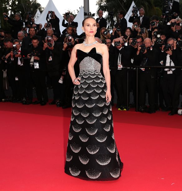 Natalie Portman | &#x39C;&#x3B5; &#x3B5;&#x3BD;&#x3C4;&#x3C5;&#x3C0;&#x3C9;&#x3C3;&#x3B9;&#x3B1;&#x3BA;&#x3CC; Dior &#x3C6;&#x3CC;&#x3C1;&#x3B5;&#x3BC;&#x3B1;, &#x3B5;&#x3BC;&#x3C0;&#x3BD;&#x3B5;&#x3C5;&#x3C3;&#x3BC;&#x3AD;&#x3BD;&#x3BF; &#x3B1;&#x3C0;&#x3CC; archive haute couture &#x3B4;&#x3B7;&#x3BC;&#x3B9;&#x3BF;&#x3C5;&#x3C1;&#x3B3;&#x3AF;&#x3B1; &#x3C4;&#x3BF;&#x3C5; &#x3BF;&#x3AF;&#x3BA;&#x3BF;&#x3C5;, &#x3C3;&#x3C4;&#x3BF; &#x3A6;&#x3B5;&#x3C3;&#x3C4;&#x3B9;&#x3B2;&#x3AC;&#x3BB; &#x39A;&#x3B1;&#x3BD;&#x3BD;&#x3CE;&#x3BD;