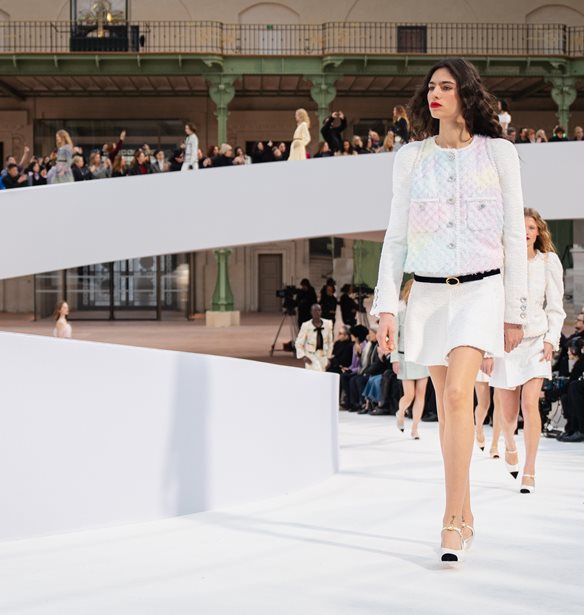 H Chanel Haute Couture &#x386;&#x3BD;&#x3BF;&#x3B9;&#x3BE;&#x3B7; - &#x39A;&#x3B1;&#x3BB;&#x3BF;&#x3BA;&#x3B1;&#x3AF;&#x3C1;&#x3B9; 2025 &#x3B1;&#x3C0;&#x3BF;&#x3C4;&#x3AF;&#x3BD;&#x3B5;&#x3B9; &#x3C6;&#x3CC;&#x3C1;&#x3BF; &#x3C4;&#x3B9;&#x3BC;&#x3AE;&#x3C2; &#x3C3;&#x3C4;&#x3B1; &#x3C7;&#x3C1;&#x3CE;&#x3BC;&#x3B1;&#x3C4;&#x3B1;