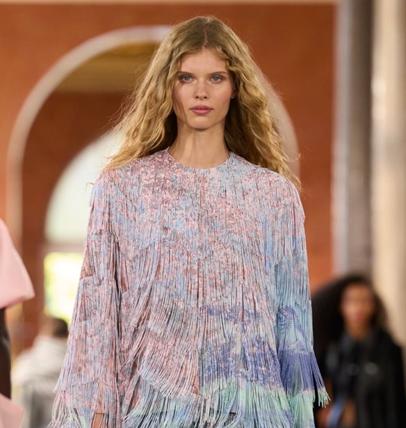 Louis Vuitton SS26 | &#x397; &quot;Art de Vivre&quot; &#x3C3;&#x3C5;&#x3BB;&#x3BB;&#x3BF;&#x3B3;&#x3AE; &#x3BC;&#x3AC;&#x3C2; &#x3C0;&#x3C1;&#x3BF;&#x3C3;&#x3BA;&#x3B1;&#x3BB;&#x3B5;&#x3AF; &#x3BD;&#x3B1; &#x3BD;&#x3C4;&#x3C5;&#x3BD;&#x3CC;&#x3BC;&#x3B1;&#x3C3;&#x3C4;&#x3B5; &#x3C0;&#x3C1;&#x3CE;&#x3C4;&#x3B1; &#x3B3;&#x3B9;&#x3B1; &#x3C4;&#x3BF;&#x3BD; &#x3B5;&#x3B1;&#x3C5;&#x3C4;&#x3CC; &#x3BC;&#x3B1;&#x3C2;