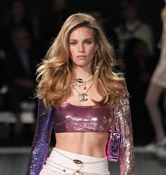 Chanel Cruise &#x27;23/&#x27;24 | &#x3A4;&#x3BF; &#x3C3;&#x3AD;&#x3BE;&#x3B9; &#x3C7;&#x3C4;&#x3AD;&#x3BD;&#x3B9;&#x3C3;&#x3BC;&#x3B1; &#x3C0;&#x3BF;&#x3C5; &#x3B1;&#x3BD;&#x3B1;&#x3B4;&#x3B5;&#x3B9;&#x3BA;&#x3BD;&#x3CD;&#x3B5;&#x3B9; &#x3B1;&#x3BA;&#x3CC;&#x3BC;&#x3B1; &#x3BA;&#x3B1;&#x3B9; &#x3C4;&#x3B1; &#x3C0;&#x3B9;&#x3BF; &#x3BB;&#x3B5;&#x3C0;&#x3C4;&#x3AC; &#x3BC;&#x3B1;&#x3BB;&#x3BB;&#x3B9;&#x3AC;