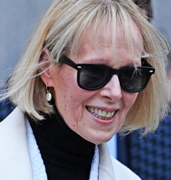 E Jean Carroll | &#x3A0;&#x3BF;&#x3B9;&#x3B1; &#x3B5;&#x3AF;&#x3BD;&#x3B1;&#x3B9; &#x3B7; 80&#x3C7;&#x3C1;&#x3BF;&#x3BD;&#x3B7; &#x3B4;&#x3B7;&#x3BC;&#x3BF;&#x3C3;&#x3B9;&#x3BF;&#x3B3;&#x3C1;&#x3AC;&#x3C6;&#x3BF;&#x3C2; &#x3C0;&#x3BF;&#x3C5; &#x3B1;&#x3C0;&#x3BF;&#x3B6;&#x3B7;&#x3BC;&#x3B9;&#x3CE;&#x3BD;&#x3B5;&#x3C4;&#x3B1;&#x3B9; &#x3BC;&#x3B5; 83 &#x3B5;&#x3BA;&#x3B1;&#x3C4;&#x3BF;&#x3BC;&#x3BC;&#x3CD;&#x3C1;&#x3B9;&#x3B1; &#x3B4;&#x3BF;&#x3BB;&#x3AC;&#x3C1;&#x3B9;&#x3B1; &#x3B1;&#x3C0;&#x3CC; &#x3C4;&#x3BF;&#x3BD; &#x3A4;rump;