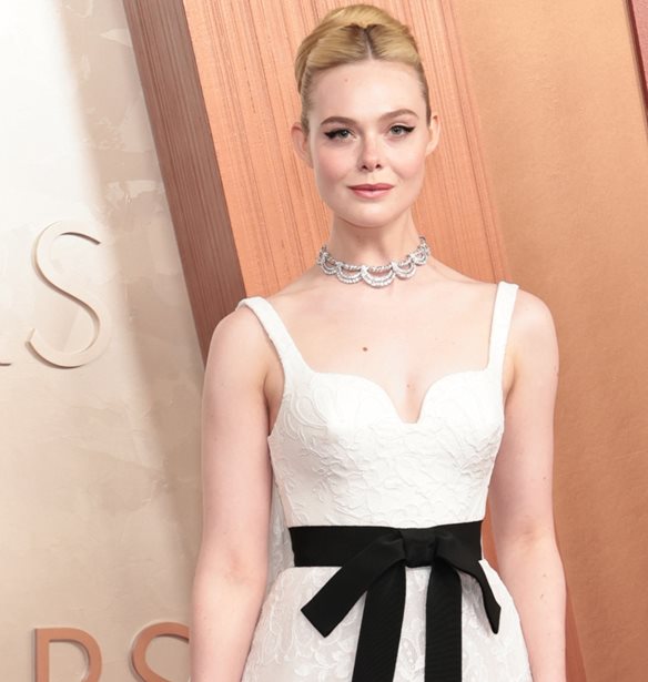 Elle Fanning | &#x397; &#x3B5;&#x3BC;&#x3C6;&#x3AC;&#x3BD;&#x3B9;&#x3C3;&#x3B7; &#x3C3;&#x3C4;&#x3BF; &#x3BA;&#x3CC;&#x3BA;&#x3BA;&#x3B9;&#x3BD;&#x3BF; &#x3C7;&#x3B1;&#x3BB;&#x3AF; &#x3C4;&#x3C9;&#x3BD; &#x39F;scars &#x3BC;&#x27;&#x3AD;&#x3BD;&#x3B1; &#x3C6;&#x3CC;&#x3C1;&#x3B5;&#x3BC;&#x3B1; &#x3B5;&#x3BC;&#x3C0;&#x3BD;&#x3B5;&#x3C5;&#x3C3;&#x3BC;&#x3AD;&#x3BD;&#x3BF; &#x3B1;&#x3C0;&#x3CC; &#x3C4;&#x3B7;&#x3BD; &#x3C0;&#x3C1;&#x3CE;&#x3C4;&#x3B7; &#x3C3;&#x3C5;&#x3BB;&#x3BB;&#x3BF;&#x3B3;&#x3AE; &#x3C4;&#x3BF;&#x3C5; Hubert de Givenchy