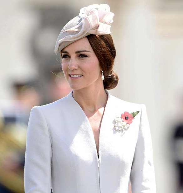 Kate Middleton: &#x397; &#x3C0;&#x3C1;&#x3CE;&#x3C4;&#x3B7; &#x3C4;&#x3B7;&#x3C2; &#x3B5;&#x3BC;&#x3C6;&#x3AC;&#x3BD;&#x3B9;&#x3C3;&#x3B7; &#x3BC;&#x3B5;&#x3C4;&#x3AC; &#x3C4;&#x3B7;&#x3BD; &#x3B1;&#x3BD;&#x3B1;&#x3BA;&#x3BF;&#x3AF;&#x3BD;&#x3C9;&#x3C3;&#x3B7; &#x3C4;&#x3B7;&#x3C2; &#x3B5;&#x3B3;&#x3BA;&#x3C5;&#x3BC;&#x3BF;&#x3C3;&#x3CD;&#x3BD;&#x3B7;&#x3C2; &#x3C4;&#x3B7;&#x3C2;