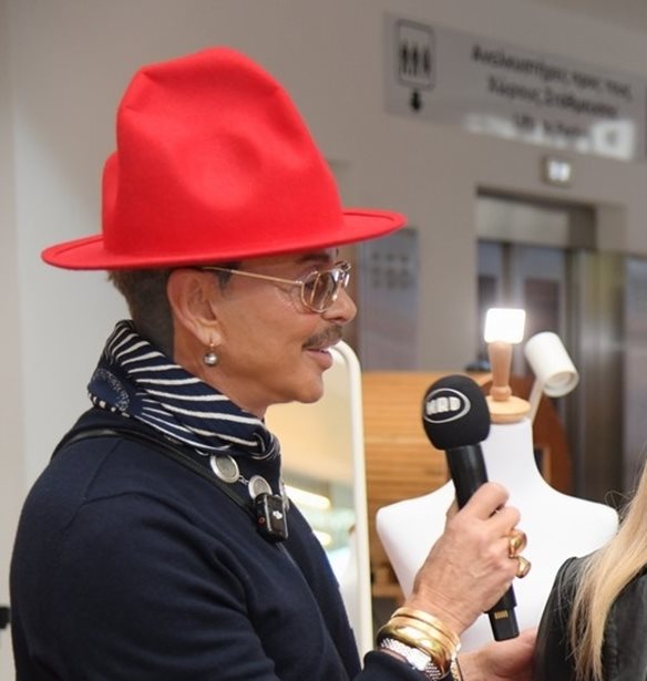 Τι να φορέσουμε αυτά τα Χριστούγεννα; Ο Λάκης Γαβαλάς δίνει τα πιο χρήσιμα fashion tips στο MadWalk Gifting Lounge by ΣΚΡΑΤΣ