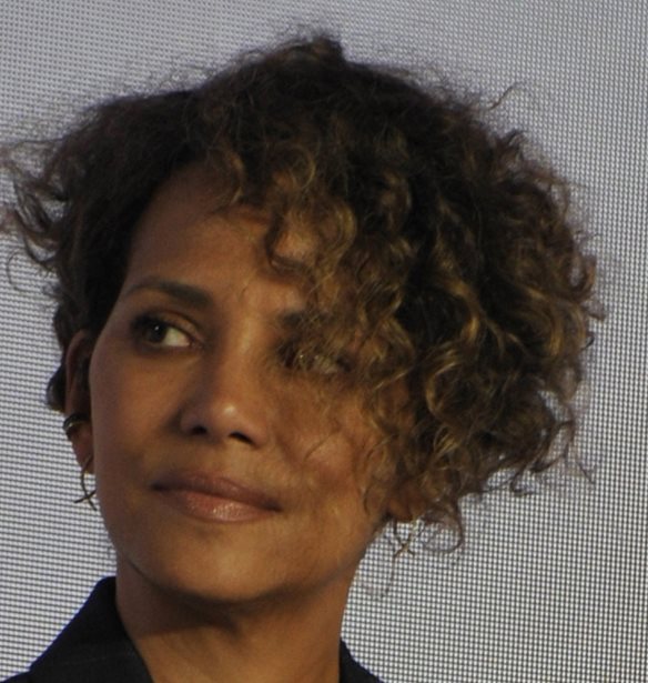 Halle Berry | &#x398;&#x3B1; &#x3C0;&#x3BB;&#x3B7;&#x3C1;&#x3CE;&#x3BD;&#x3B5;&#x3B9; 8.000 &#x3B4;&#x3BF;&#x3BB;&#x3AC;&#x3C1;&#x3B9;&#x3B1; &#x3B4;&#x3B9;&#x3B1;&#x3C4;&#x3C1;&#x3BF;&#x3C6;&#x3AE; &#x3C3;&#x3C4;&#x3BF;&#x3BD; &#x3C0;&#x3C1;&#x3CE;&#x3B7;&#x3BD; &#x3C3;&#x3CD;&#x3B6;&#x3C5;&#x3B3;&#x3CC; &#x3C4;&#x3B7;&#x3C2;