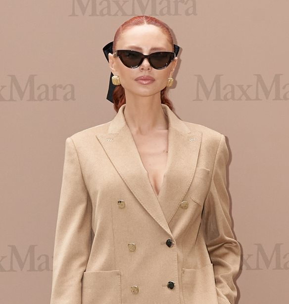 &#x397; &#x388;&#x3B2;&#x3B5;&#x3BB;&#x3C5;&#x3BD; &#x39A;&#x3B1;&#x3B6;&#x3B1;&#x3BD;&#x3C4;&#x3B6;&#x3CC;&#x3B3;&#x3BB;&#x3BF;&#x3C5; &#x3BC;&#x3B5; Max Mara &#x3BA;&#x3BF;&#x3C3;&#x3C4;&#x3BF;&#x3CD;&#x3BC;&#x3B9; &#x3C0;&#x3BF;&#x3C5; &#x3B5;&#x3AF;&#x3BD;&#x3B1;&#x3B9; &#x3B9;&#x3B4;&#x3B1;&#x3BD;&#x3B9;&#x3BA;&#x3CC; &#x3B3;&#x3B9;&#x3B1; &#x3C4;&#x3BF; &#x3C6;&#x3B8;&#x3B9;&#x3BD;&#x3CC;&#x3C0;&#x3C9;&#x3C1;&#x3BF;