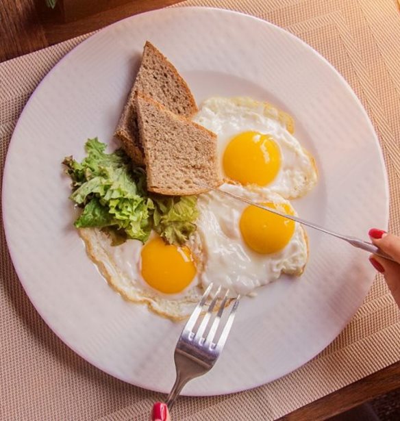 Πόσα αυγά κάνει να τρώμε τελικά μέσα στην εβδομάδα;