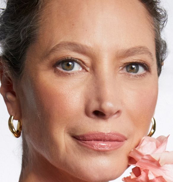 Πώς η Christy Turlington επαναπροσδιορίζει την ομορφιά στα 57 της σε μια εμβληματική συνεργασία με τη Lancôme
