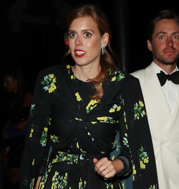 &#x3A4;&#x3BF; total Zara look &#x3C4;&#x3B7;&#x3C2; &#x3C0;&#x3C1;&#x3B9;&#x3B3;&#x3BA;&#x3AF;&#x3C0;&#x3B9;&#x3C3;&#x3C3;&#x3B1;&#x3C2; Beatrice &#x3C0;&#x3BF;&#x3C5; &#x3B5;&#x3AF;&#x3BD;&#x3B1;&#x3B9; &#x3B9;&#x3B4;&#x3B1;&#x3BD;&#x3B9;&#x3BA;&#x3CC; &#x3B3;&#x3B9;&#x3B1; casual chic &#x3B5;&#x3BC;&#x3C6;&#x3B1;&#x3BD;&#x3AF;&#x3C3;&#x3B5;&#x3B9;&#x3C2;