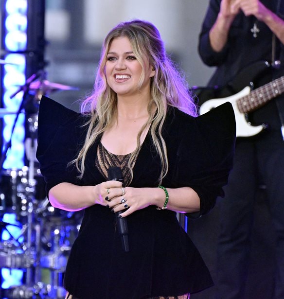 Kelly Clarkson | O 8&#x3C7;&#x3C1;&#x3BF;&#x3BD;&#x3BF;&#x3C2; &#x3B3;&#x3B9;&#x3BF;&#x3C2; &#x3C4;&#x3B7;&#x3C2; &#x3B5;&#x3BD;&#x3B8;&#x3BF;&#x3C5;&#x3C3;&#x3AF;&#x3B1;&#x3C3;&#x3B5; &#x3BC;&#x3B5; &#x3C4;&#x3B7; &#x3C6;&#x3C9;&#x3BD;&#x3AE; &#x3C4;&#x3BF;&#x3C5; &#x3B5;&#x3C1;&#x3BC;&#x3B7;&#x3BD;&#x3B5;&#x3CD;&#x3BF;&#x3BD;&#x3C4;&#x3B1;&#x3C2; Frank Sinatra