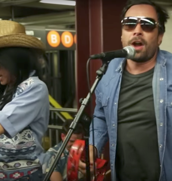 &#x397; Miley Cyrus &#x3BA;&#x3B1;&#x3B9; &#x3BF; Jimmy Fallon &#x3C4;&#x3C1;&#x3B1;&#x3B3;&#x3BF;&#x3C5;&#x3B4;&#x3BF;&#x3CD;&#x3BD; &#x3BC;&#x3B5;&#x3C4;&#x3B1;&#x3BC;&#x3C6;&#x3B9;&#x3B5;&#x3C3;&#x3BC;&#x3AD;&#x3BD;&#x3BF;&#x3B9; &#x3C3;&#x3C4;&#x3BF; &#x3BC;&#x3B5;&#x3C4;&#x3C1;&#x3CC; &#x3C4;&#x3B7;&#x3C2; &#x39D;&#x3AD;&#x3B1;&#x3C2; &#x3A5;&#x3CC;&#x3C1;&#x3BA;&#x3B7;&#x3C2;