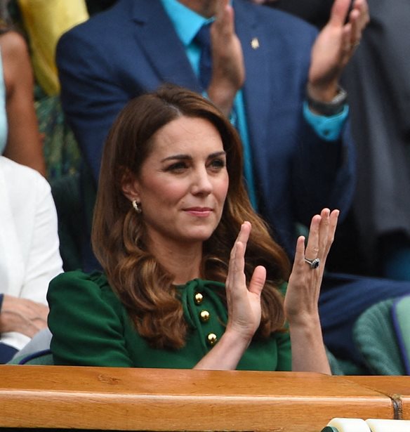 &#x3A4;&#x3B9; &#x3C3;&#x3C5;&#x3BC;&#x3B2;&#x3BF;&#x3BB;&#x3AF;&#x3B6;&#x3BF;&#x3C5;&#x3BD; &#x3C4;&#x3B1; &#x3B4;&#x3B1;&#x3C7;&#x3C4;&#x3C5;&#x3BB;&#x3AF;&#x3B4;&#x3B9;&#x3B1; &#x3C0;&#x3BF;&#x3C5; &#x3C6;&#x3BF;&#x3C1;&#x3AC;&#x3B5;&#x3B9; &#x3C3;&#x3C4;&#x3BF; &#x3B1;&#x3C1;&#x3B9;&#x3C3;&#x3C4;&#x3B5;&#x3C1;&#x3CC; &#x3C4;&#x3B7;&#x3C2; &#x3C7;&#x3AD;&#x3C1;&#x3B9; &#x3B7; Kate Middleton;