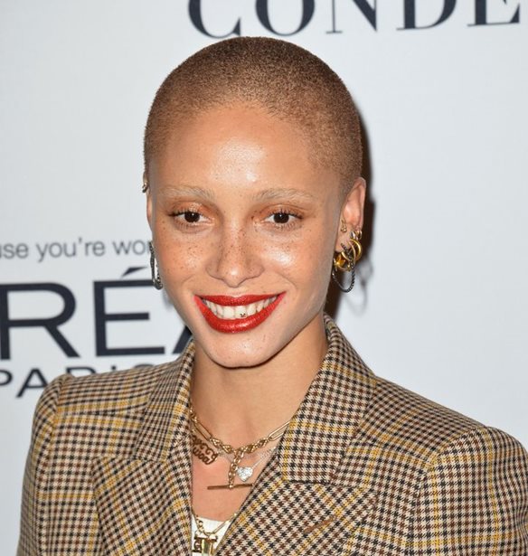 Adwoa Aboah &#x3BA;&#x3B1;&#x3B9; Juergen Teller &#x3C3;&#x3C5;&#x3BD;&#x3B5;&#x3C1;&#x3B3;&#x3AC;&#x3B6;&#x3BF;&#x3BD;&#x3C4;&#x3B1;&#x3B9; &#x3B3;&#x3B9;&#x3B1; &#x3C4;&#x3B7; &#x3BD;&#x3AD;&#x3B1; &#x3BA;&#x3B1;&#x3BC;&#x3C0;&#x3AC;&#x3BD;&#x3B9;&#x3B1; &#x3C4;&#x3BF;&#x3C5; &#x3BF;&#x3AF;&#x3BA;&#x3BF;&#x3C5; Burberry