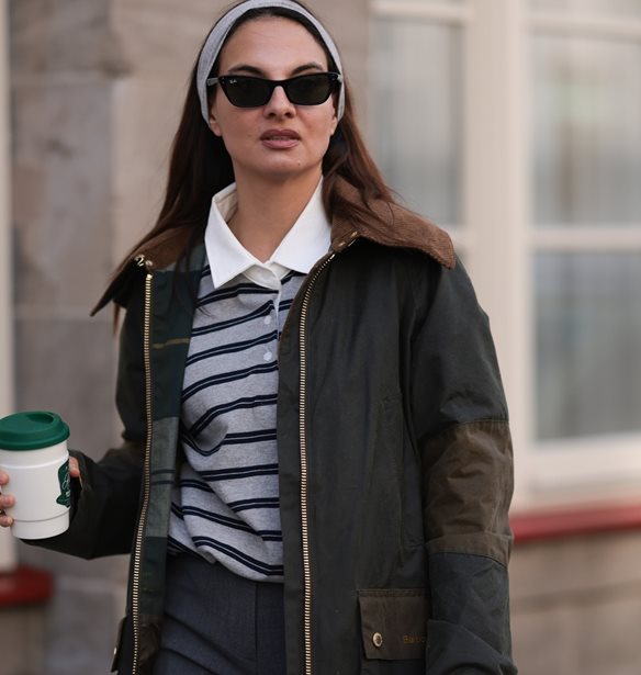 Το κερωμένο τζάκετ από τη Massimo Dutti που ταιριάζει τέλεια με τα τζιν σου