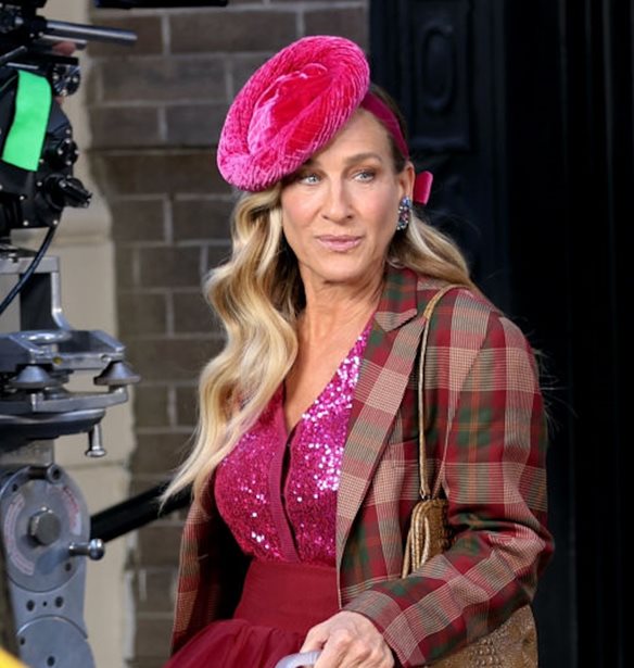&#x39F; &#x3C6;&#x3CC;&#x3C1;&#x3BF;&#x3C2; &#x3C4;&#x3B9;&#x3BC;&#x3AE;&#x3C2; &#x3C4;&#x3B7;&#x3C2; Sarah Jessica Parker &#x3C3;&#x3C4;&#x3B7;&#x3BD; Carrie &#x3B1;&#x3C0;&#x3CC; &#x3C4;&#x3BF; Sex and the City &#x3C3;&#x3C4;&#x3B9;&#x3C2; &#x3C4;&#x3B5;&#x3BB;&#x3B5;&#x3C5;&#x3C4;&#x3B1;&#x3AF;&#x3B5;&#x3C2; &#x3C3;&#x3BA;&#x3B7;&#x3BD;&#x3AD;&#x3C2; &#x3C4;&#x3BF;&#x3C5; And Just Like That