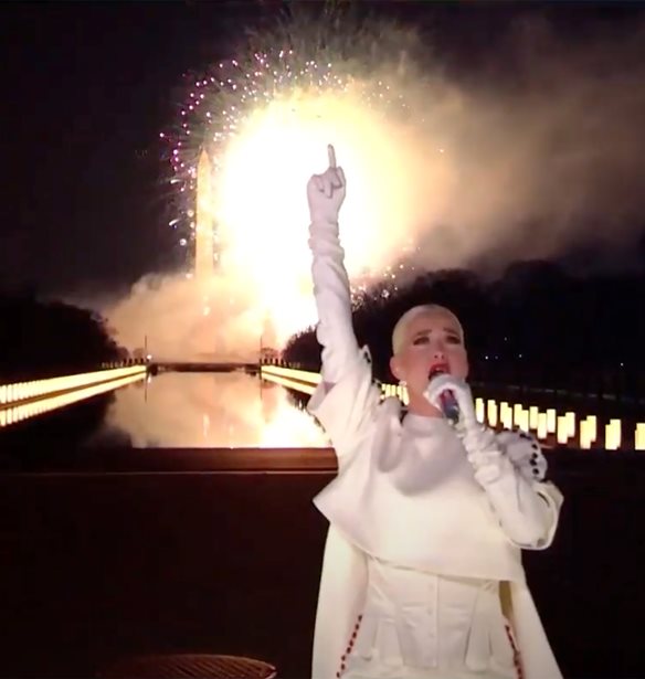 Katy Perry | &#x388;&#x3BA;&#x3B1;&#x3BD;&#x3B5; &#x3C4;&#x3BF; &#x3C6;&#x3B9;&#x3BD;&#x3AC;&#x3BB;&#x3B5; &#x3C4;&#x3B7;&#x3C2; &#x3C7;&#x3C4;&#x3B5;&#x3C3;&#x3B9;&#x3BD;&#x3AE;&#x3C2; &#x3B2;&#x3C1;&#x3B1;&#x3B4;&#x3B9;&#x3AC;&#x3C2; &#x3BC;&#x3B5; ultra chic &#x3B5;&#x3BC;&#x3C6;&#x3AC;&#x3BD;&#x3B9;&#x3C3;&#x3B7;