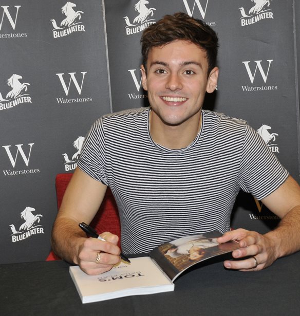 &#x39F; Tom Daley &#x3BB;&#x3B1;&#x3BD;&#x3C3;&#x3AC;&#x3C1;&#x3B5;&#x3B9; &#x3C3;&#x3B5;&#x3B9;&#x3C1;&#x3AC; &#x3C0;&#x3BB;&#x3B5;&#x3BA;&#x3C4;&#x3CE;&#x3BD; &#x3C1;&#x3BF;&#x3CD;&#x3C7;&#x3C9;&#x3BD; &#x3BC;&#x3B5;&#x3C4;&#x3AC; &#x3C4;&#x3BF; viral &#x3B2;&#x3AF;&#x3BD;&#x3C4;&#x3B5;&#x3BF; &#x3C3;&#x3C4;&#x3BF;&#x3C5;&#x3C2; &#x39F;&#x3BB;&#x3C5;&#x3BC;&#x3C0;&#x3B9;&#x3B1;&#x3BA;&#x3BF;&#x3CD;&#x3C2; &#x391;&#x3B3;&#x3CE;&#x3BD;&#x3B5;&#x3C2;