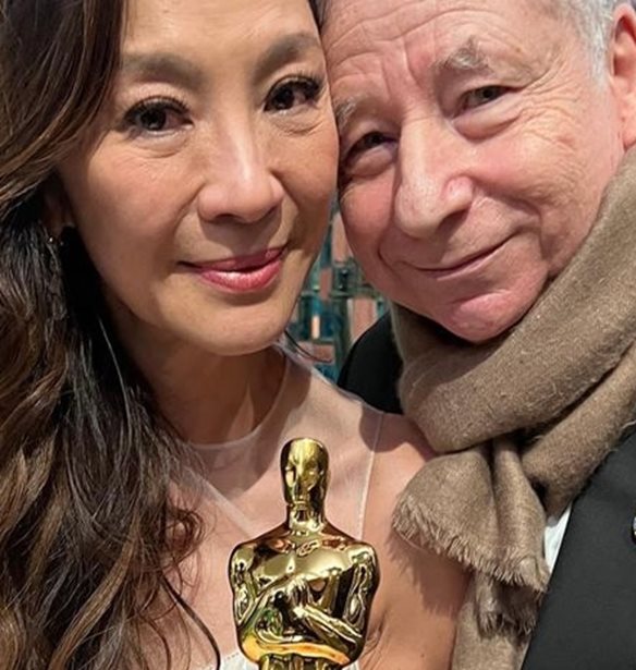 &#x3A4;&#x3B9; &#x3C3;&#x3C7;&#x3AD;&#x3C3;&#x3B7; &#x3AD;&#x3C7;&#x3B5;&#x3B9; &#x3B7; Michelle Yeoh &#x3BC;&#x3B5; &#x3C4;&#x3B1; &#x3B1;&#x3C5;&#x3C4;&#x3BF;&#x3BA;&#x3AF;&#x3BD;&#x3B7;&#x3C4;&#x3B1;;