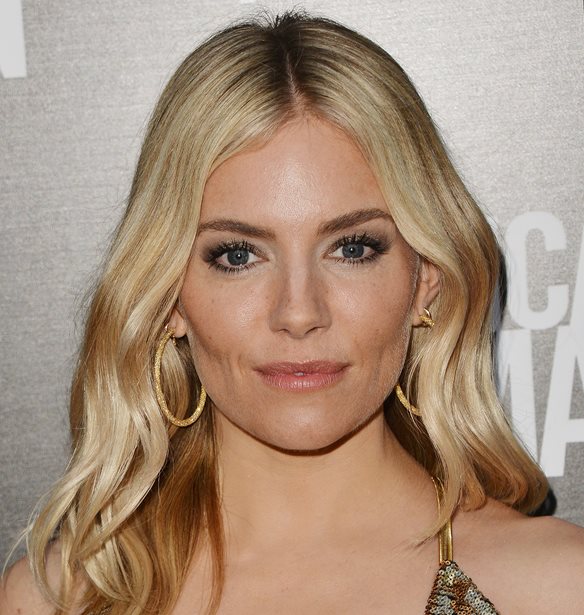 &#x397; Sienna Miller &#x3C6;&#x3CC;&#x3C1;&#x3B5;&#x3C3;&#x3B5; &#x3C4;&#x3B1; &#x3C0;&#x3B9;&#x3BF; stylish party shoes &#x3C4;&#x3BF;&#x3C5; &#x3BA;&#x3B1;&#x3BB;&#x3BF;&#x3BA;&#x3B1;&#x3B9;&#x3C1;&#x3B9;&#x3BF;&#x3CD;