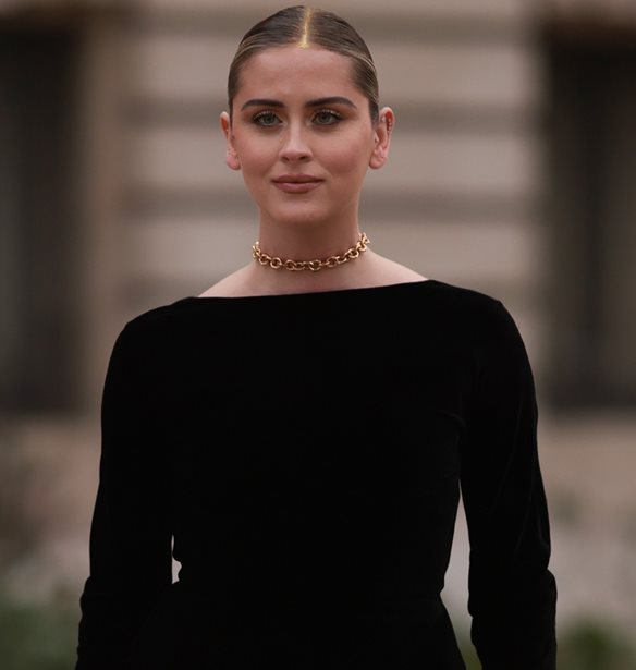 Το βελούδινο μαύρο φόρεμα από τη Massimo Dutti που θα βάλεις στον χριστουγεννιάτικο γάμο