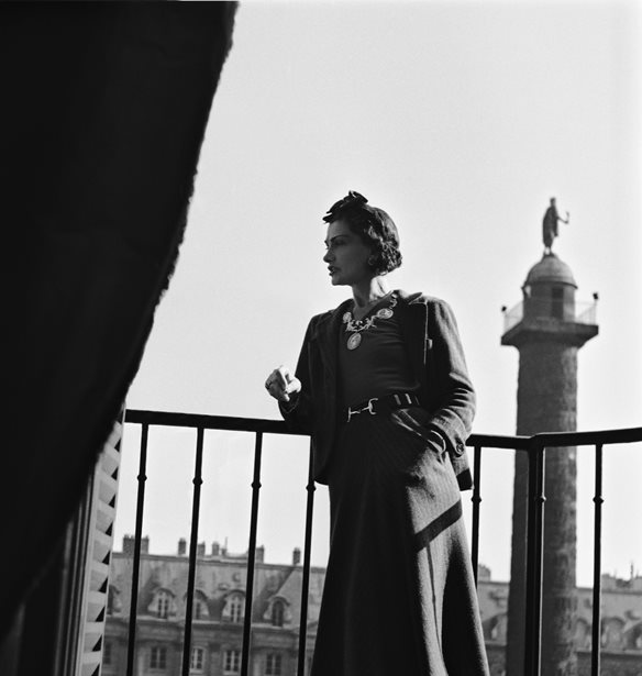 &quot;Bijoux de Diamants&quot; | &#x397; iconic &#x3C3;&#x3C5;&#x3BB;&#x3BB;&#x3BF;&#x3B3;&#x3AE; &#x3BA;&#x3BF;&#x3C3;&#x3BC;&#x3B7;&#x3BC;&#x3AC;&#x3C4;&#x3C9;&#x3BD; &#x3C4;&#x3B7;&#x3C2; Coco Chanel &#x3B3;&#x3B9;&#x3BF;&#x3C1;&#x3C4;&#x3AC;&#x3B6;&#x3B5;&#x3B9; &#x3C4;&#x3B7;&#x3BD; 90&#x3AE; &#x3B5;&#x3C0;&#x3AD;&#x3C4;&#x3B5;&#x3B9;&#x3CC; &#x3C4;&#x3B7;&#x3C2;