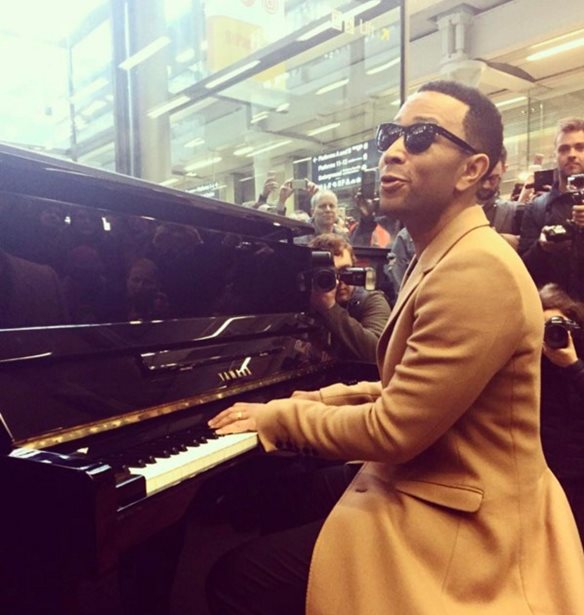 O John Legend &#x3C0;&#x3B1;&#x3AF;&#x3B6;&#x3B5;&#x3B9; &#x3C0;&#x3B9;&#x3AC;&#x3BD;&#x3BF; &#x3BA;&#x3B1;&#x3B9; &#x3C4;&#x3C1;&#x3B1;&#x3B3;&#x3BF;&#x3C5;&#x3B4;&#x3AC; &#x3C3;&#x3C4;&#x3BF; &#x3BC;&#x3B5;&#x3C4;&#x3C1;&#x3CC; &#x3C4;&#x3BF;&#x3C5; &#x39B;&#x3BF;&#x3BD;&#x3B4;&#x3AF;&#x3BD;&#x3BF;&#x3C5;