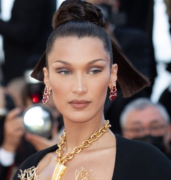 Bella Hadid | &#x397; &#x3B5;&#x3BC;&#x3C6;&#x3AC;&#x3BD;&#x3B9;&#x3C3;&#x3AE; &#x3C4;&#x3B7;&#x3C2; &#x3C3;&#x3C4;&#x3BF; &#x3BA;&#x3CC;&#x3BA;&#x3BA;&#x3B9;&#x3BD;&#x3BF; &#x3C7;&#x3B1;&#x3BB;&#x3AF; &#x3C4;&#x3BF;&#x3C5; &#x3A6;&#x3B5;&#x3C3;&#x3C4;&#x3B9;&#x3B2;&#x3AC;&#x3BB; &#x3C4;&#x3C9;&#x3BD; &#x39A;&#x3B1;&#x3BD;&#x3BD;&#x3CE;&#x3BD; &#x3AC;&#x3C6;&#x3B7;&#x3C3;&#x3B5; &#x3B5;&#x3C0;&#x3BF;&#x3C7;&#x3AE;