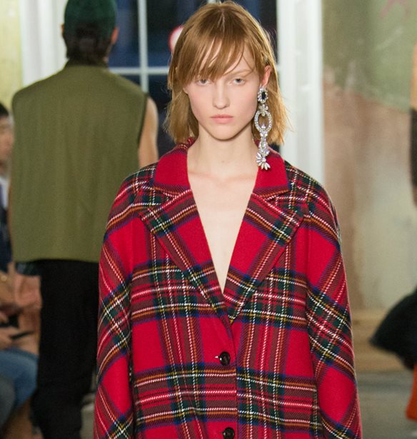 &#x39F; &#x3BF;&#x3AF;&#x3BA;&#x3BF;&#x3C2; Burberry &#x3C3;&#x3C5;&#x3BD;&#x3B5;&#x3C1;&#x3B3;&#x3AC;&#x3B6;&#x3B5;&#x3C4;&#x3B1;&#x3B9; &#x3BC;&#x3B5; &#x3C4;&#x3BF; Net-A-Porter &#x3B3;&#x3B9;&#x3B1; &#x3BC;&#x3AF;&#x3B1; &#x3BD;&#x3AD;&#x3B1; capsule &#x3C3;&#x3C5;&#x3BB;&#x3BB;&#x3BF;&#x3B3;&#x3AE;