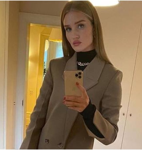 Μην αγοράσεις πανωφόρι πριν δεις τη συλλογή της Rosie Huntington-Whiteley