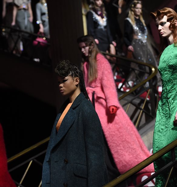 Miu Miu | &#x39B;&#x3B1;&#x3BD;&#x3C3;&#x3AC;&#x3C1;&#x3B5;&#x3B9; upcycled &#x3C3;&#x3C5;&#x3BB;&#x3BB;&#x3BF;&#x3B3;&#x3AE; &#x3B1;&#x3C0;&#x3CC; vintage &#x3C6;&#x3BF;&#x3C1;&#x3AD;&#x3BC;&#x3B1;&#x3C4;&#x3B1;